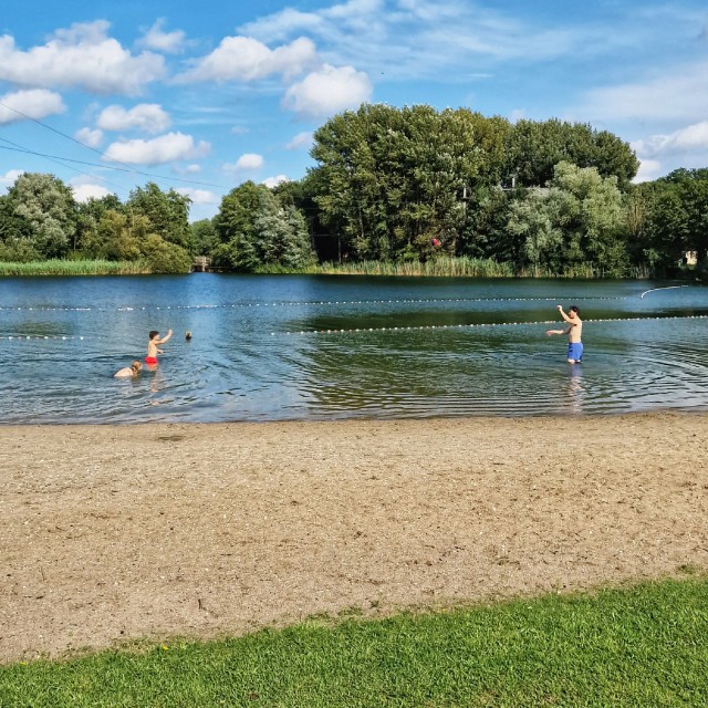 Vakantiepark 't Broekhuijs bij Nijmegen is een goed onderhouden kleinschalig park, met heel veel faciliteiten waar de kinderen blij van worden. Zo is er een heel fijn zwemmeer, met een eigen strandje met volleybalnet. Het zwemwater is heel helder.