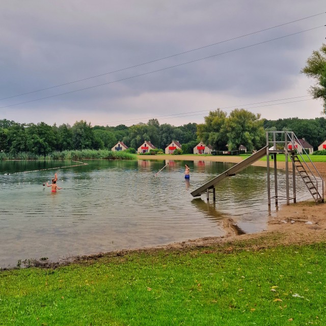 Vakantiepark 't Broekhuijs bij Nijmegen is een goed onderhouden kleinschalig park, met heel veel faciliteiten waar de kinderen blij van worden. Zo is er een heel fijn zwemmeer, met een eigen strandje met volleybalnet. Het zwemwater is heel helder.