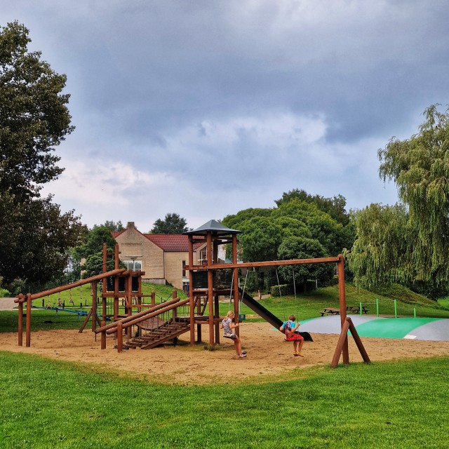 Vakantiepark 't Broekhuijs bij Nijmegen is een goed onderhouden kleinschalig park, met heel veel faciliteiten waar de kinderen blij van worden. Aan het meer is ook de houten speeltuin, met speelkasteel, schommel, wipwap en trampoline. Ook zijn er tafeltennistafels, waaronder een grappige met vier zijden. Ernaast ligt ook een kleine kinderboerderij. Binnen is er voor jonge kinderen ook nog een kleine binnenspeeltuin. Voor tieners is er een ruimte met airhockey, biljart en dartboards.