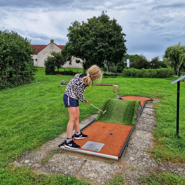 Vakantiepark 't Broekhuijs bij Nijmegen is een goed onderhouden kleinschalig park, met heel veel faciliteiten waar de kinderen blij van worden. Aan het meer is ook de houten speeltuin, met speelkasteel, schommel, wipwap en trampoline. Ook zijn er tafeltennistafels, waaronder een grappige met vier zijden. Ernaast ligt ook een kleine kinderboerderij. Binnen is er voor jonge kinderen ook nog een kleine binnenspeeltuin. Voor tieners is er een ruimte met airhockey, biljart en dartboards.