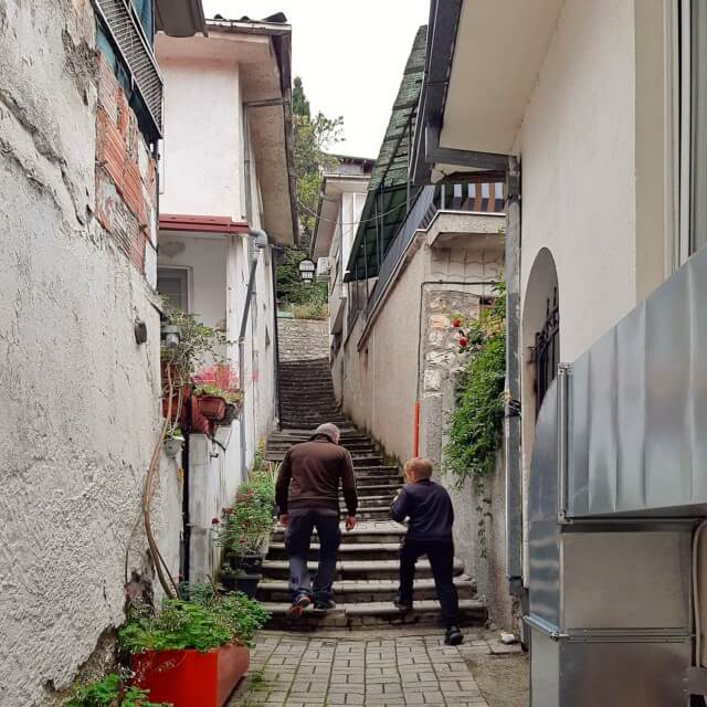 Het Meer van Ohrid in Noord Macedonië met kinderen en tieners. Roos, Bas en zoon Taik gingen dit jaar op vakantie in de buurt van het Meer van Ohrid. Ze vertelt je alles over dit deel van Noord Macedonië, een bijzondere plek voor vakantie met kinderen en tieners. Met de stad Ohrid, het Meer van Ohrid, het Prespameer, Nationaal Park Galičica, Struga en rivier de Zwarte Drin. Dit is Ohrid.