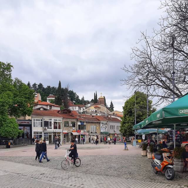 Het Meer van Ohrid in Noord Macedonië met kinderen en tieners. Roos, Bas en zoon Taik gingen dit jaar op vakantie in de buurt van het Meer van Ohrid. Ze vertelt je alles over dit deel van Noord Macedonië, een bijzondere plek voor vakantie met kinderen en tieners. Met de stad Ohrid, het Meer van Ohrid, het Prespameer, Nationaal Park Galičica, Struga en rivier de Zwarte Drin. Dit is Ohrid.