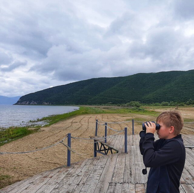 Het Prespameer is het bezoeken waard, vanwege de pelikanen die daar leven én vanwege het grote strand. Je kunt met een bootje naar het kleine onbewoonde Pelikaaneiland ofwel slangeneiland. Die dag waren er te hoge golven. Het was wel leuk dat we een verrekijker mee hadden, waarmee je de Pelikanen goed kon zien. 