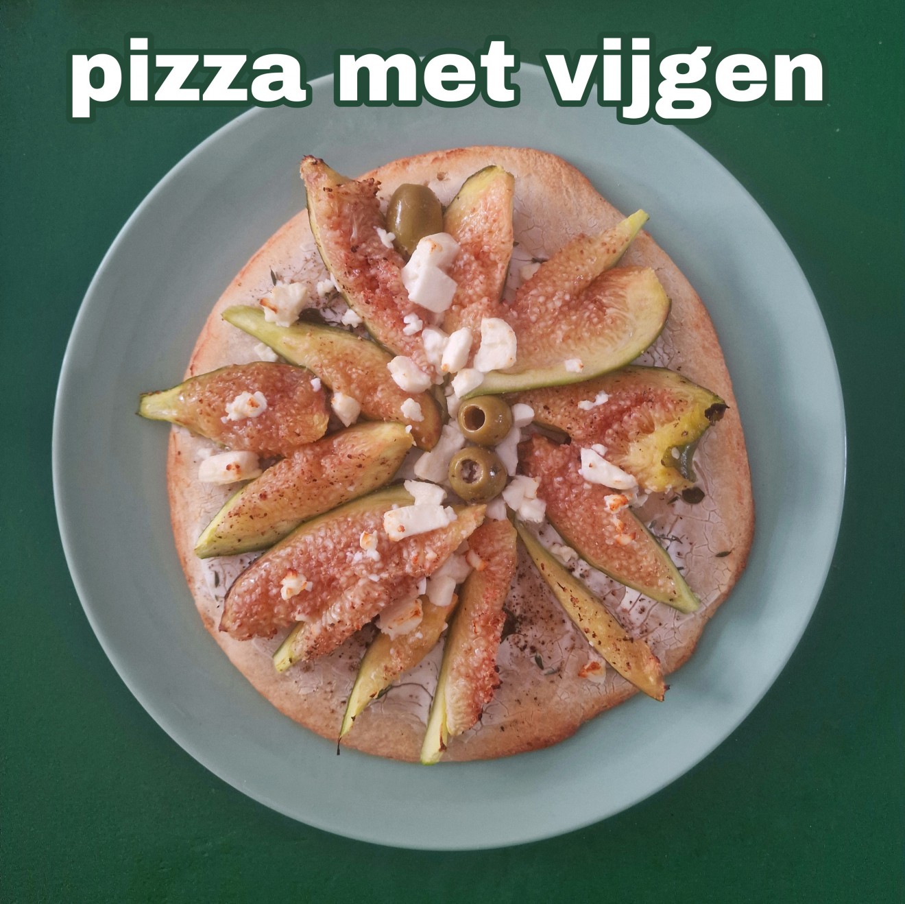 Recept voor pizza met vijgen, geitenkaas en feta. Op zoek naar iets lekkers om te maken met vijgen in de zomer? Dit recept voor pizza met vijgen, geitenkaas en feta is super zomers! Een beetje zoet en een beetje hartig.