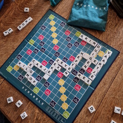 De leukste (bord)spelletjes voor peuters, kleuters, kinderen, tieners. De originele Scrabble speel je vanaf 8 jaar, zorgt dat je beter leert spellen en is ook nog heel leuk. Scrabble junior speel je vanaf 5 jaar en is een goede manier om letters te leren. 