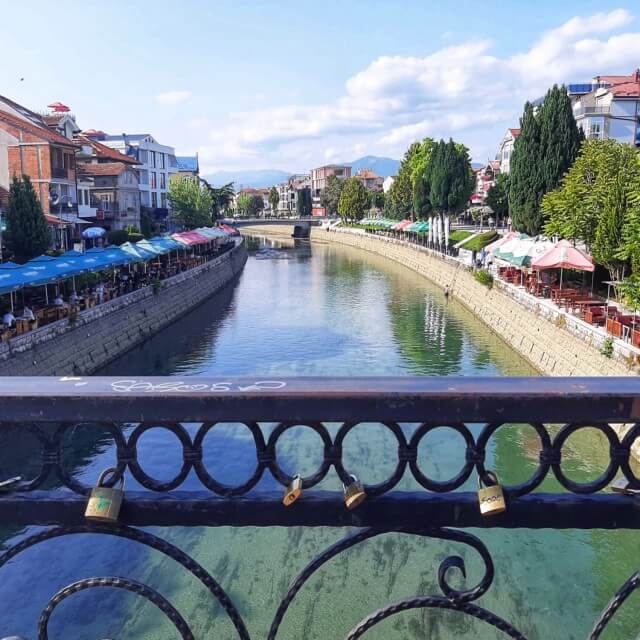 Het Meer van Ohrid in Noord Macedonië met kinderen en tieners. Roos, Bas en zoon Taik gingen dit jaar op vakantie in de buurt van het Meer van Ohrid. Ze vertelt je alles over dit deel van Noord Macedonië, een bijzondere plek voor vakantie met kinderen en tieners. Met de stad Ohrid, het Meer van Ohrid, het Prespameer, Nationaal Park Galičica, Struga en rivier de Zwarte Drin. Dit is de plaats Struga.