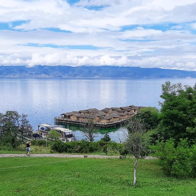 Het Meer van Ohrid in Noord Macedonië met kinderen en tieners. Roos, Bas en zoon Taik gingen dit jaar op vakantie in de buurt van het Meer van Ohrid. Ze vertelt je alles over dit deel van Noord Macedonië, een bijzondere plek voor vakantie met kinderen en tieners. Met de stad Ohrid, het Meer van Ohrid, het Prespameer, Nationaal Park Galičica, Struga en rivier de Zwarte Drin. Dit is The Bay of Bones. 