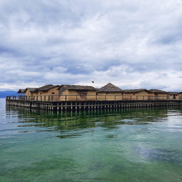 Het Meer van Ohrid in Noord Macedonië met kinderen en tieners. Roos, Bas en zoon Taik gingen dit jaar op vakantie in de buurt van het Meer van Ohrid. Ze vertelt je alles over dit deel van Noord Macedonië, een bijzondere plek voor vakantie met kinderen en tieners. Met de stad Ohrid, het Meer van Ohrid, het Prespameer, Nationaal Park Galičica, Struga en rivier de Zwarte Drin. Dit is The Bay of Bones. 