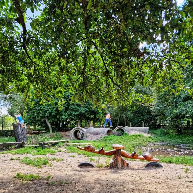 Deventer met kinderen en tieners: uitjes, restaurants en hotels. In Colmschate aan de oostkant van Deventer ligt De Ulebelt. Dit is een natuur- en milieucentrum met kinderboerderij in het Gooikerspark.