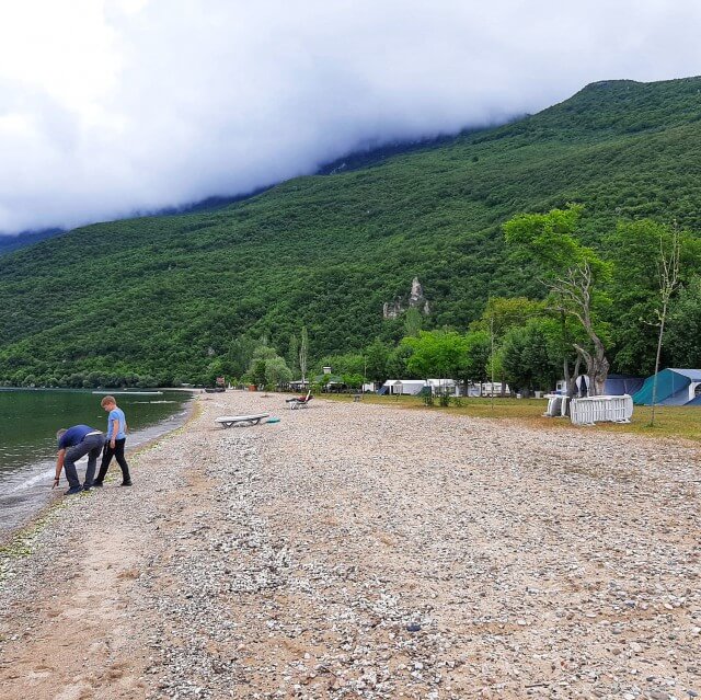 Het Meer van Ohrid in Noord Macedonië met kinderen en tieners. Voor de kampeerders onder ons ligt vlakbij de grens van Albanië een hele grote camping, Ljubanista genaamd. Deze camping ligt in een prachtige baai met strand aan de zuidkant van het Meer van Ohrid. Er is hier ook een klimparcours. En er zijn mooie nieuwe huisjes en blokhutten om te huren.