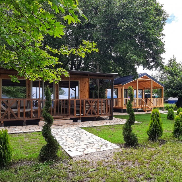 Het Meer van Ohrid in Noord Macedonië met kinderen en tieners. Voor de kampeerders onder ons ligt vlakbij de grens van Albanië een hele grote camping, Ljubanista genaamd. Deze camping ligt in een prachtige baai met strand aan de zuidkant van het Meer van Ohrid. Er is hier ook een klimparcours. En er zijn mooie nieuwe huisjes en blokhutten om te huren.