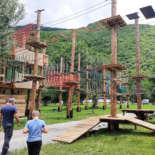 Het Meer van Ohrid in Noord Macedonië met kinderen en tieners. Voor de kampeerders onder ons ligt vlakbij de grens van Albanië een hele grote camping, Ljubanista genaamd. Deze camping ligt in een prachtige baai met strand aan de zuidkant van het Meer van Ohrid. Er is hier ook een klimparcours. En er zijn mooie nieuwe huisjes en blokhutten om te huren.