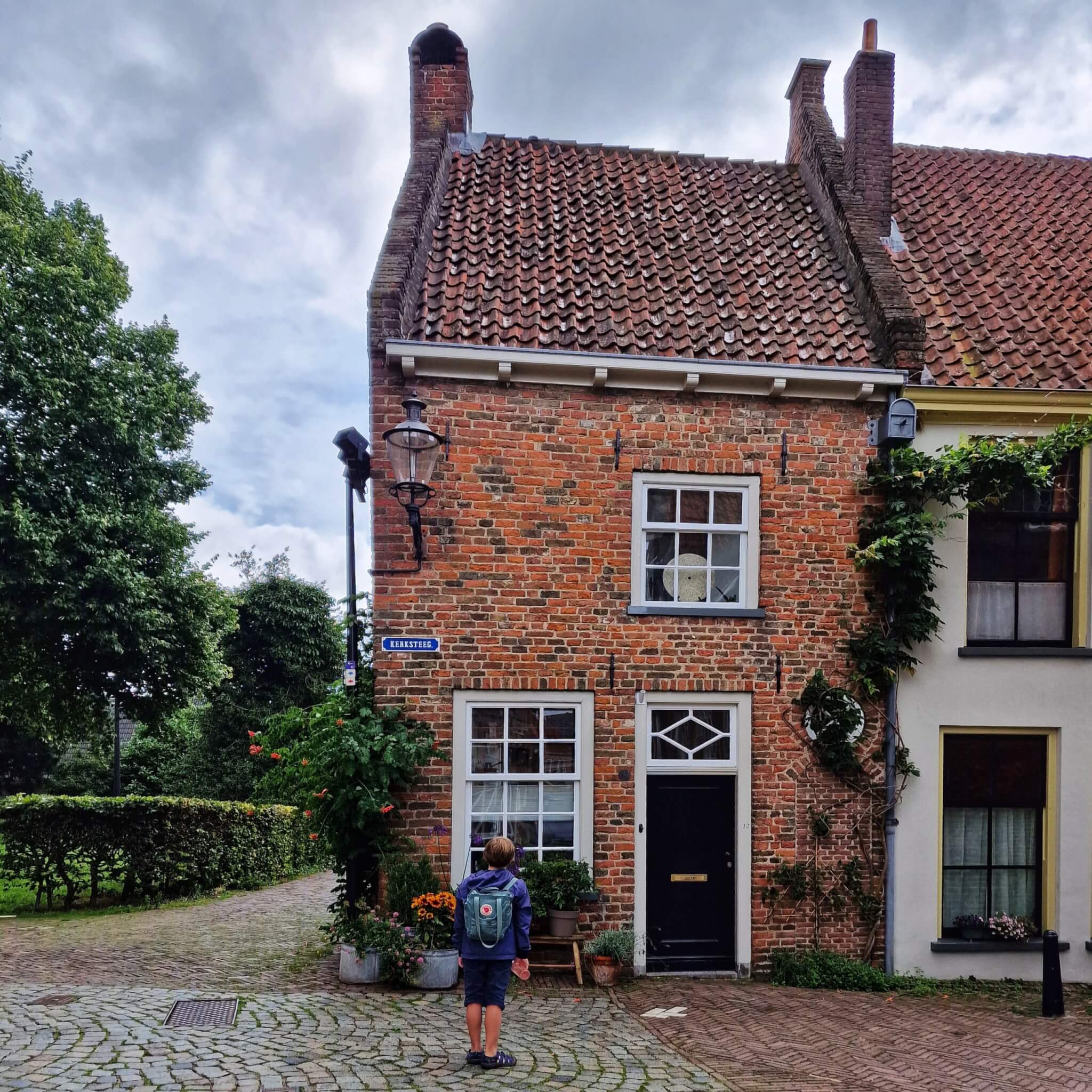 Stedentrip met kinderen en tieners: onze tips in Nederland. Deventer is een van onze favoriete steden. Met een mooi stadsstrand, toffe speeltuinen, street art routes en fijne winkels. Interessante musea, zoals het Speelgoedmuseum. Leuke restaurants zoals Parkcafe Mees in het centrum en NuNu aan de rand. En natuurlijk ook een prachtige oude binnenstad, want ook Deventer is een Hanzestad. Daarnaast heeft de stad een aantal bijzondere festivals.