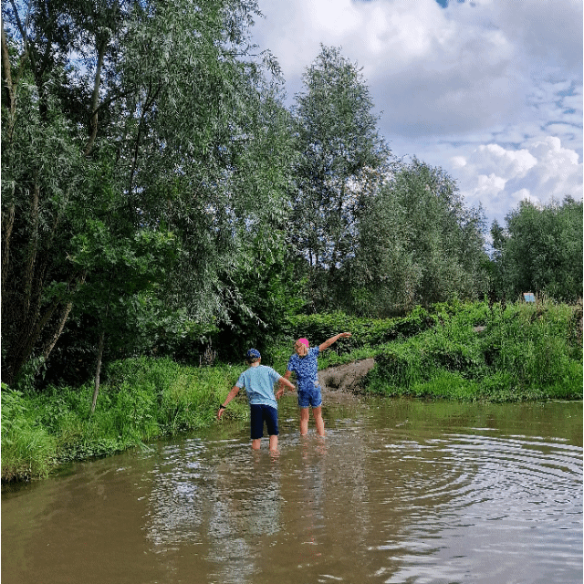 Wandelen met kinderen: onze favoriete wandelingen. Buitenpost in Twello in Overijssel is een groene idyllische plek bij Deventer. We hebben het blotevoetenpad gelopen, dat duurt ongeveer een uur. Daarna spelen de kids in de speeltuin en zit je zelf op het terras. Er is namelijk ook een restaurantje in een kas, met brouwerij. Je kunt ook kamperen op de camping.