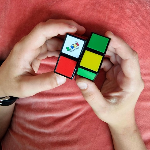 Fidget toys en ander speelgoed voor kinderen om te ontspannen. De Rubik's Cube is een fidget toy avant la lettre. Ze waren al populair toen we zelf jong waren. Het is een klassieke hersenkraker, waarbij iedere zijde één kleur moet krijgen. 