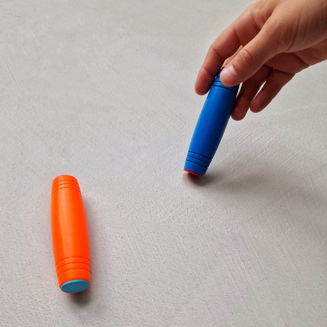 Fidget toys en ander speelgoed voor kinderen om te ontspannen. Een fidget stick is een alternatief voor een fidget spinner. Dit speelgoed wordt ook wel antistress handspinner of hand tuimelaar genoemd. Je kunt er allerlei bewegingen mee maken. Hij maakt relatief veel geluid en je hebt een wat groter oppervlakte nodig, dus is niet geschikt voor school en andere stille ruimtes. 