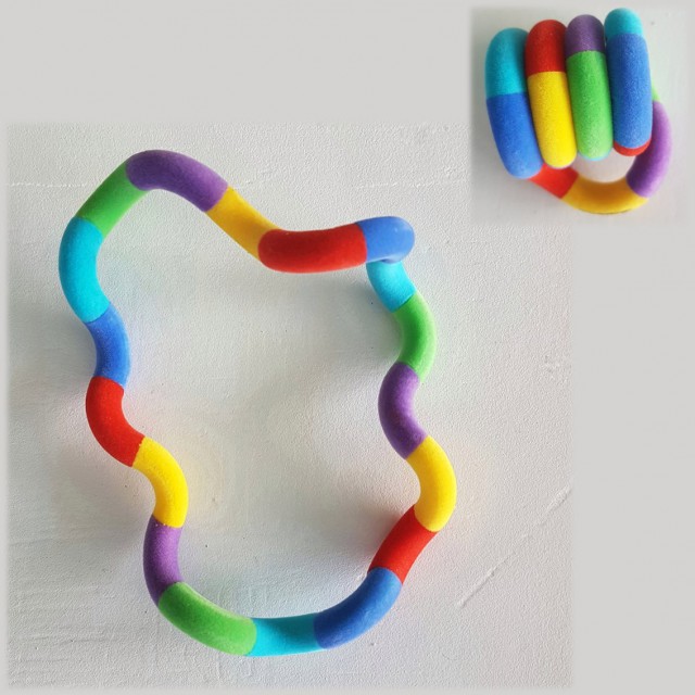 Fidget toys en ander speelgoed voor kinderen om te ontspannen. Tangle Toys zijn gemaakt om stress te verminderen en de handspieren te ontspannen. Je maakt vloeiende bewegingen met de Tangle, draait allerlei rondjes. Ze zijn ideaal voor kinderen die snel afgeleid zijn, zoals hoogbegaafde kinderen en kinderen met adhd. Ook leuk: ze zijn er in allerlei kleuren. 