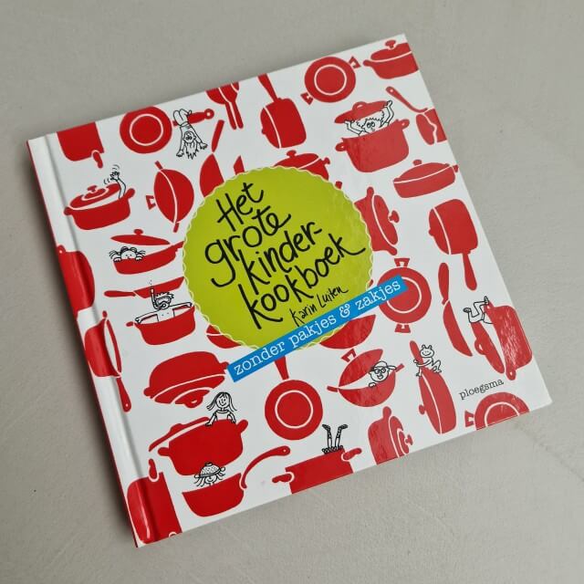 De leukste kinderkookboeken en kookboeken voor kinderen. Van dit kookboek is er een variant voor volwassenen, maar ook een kinderkookboek. Het grote kinderkookboek zonder pakjes en zakjes leert kinderen koken, maar dan helemaal zelf. Zo leren ze dat dat helemaal niet moeilijk is. Het boek staat vol grappige tekeningen en foto's, heel toegankelijk voor kinderen dus. 