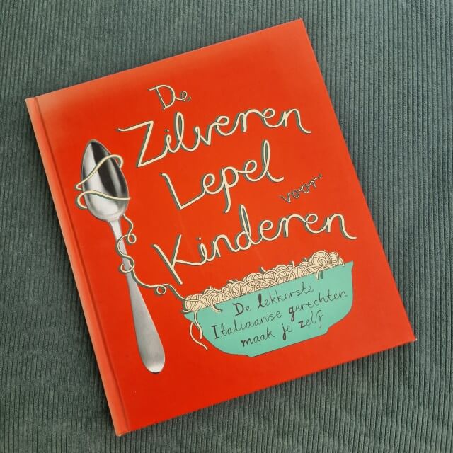 Kookboek De Zilveren Lepel voor kinderen. De Zilveren Lepel is bij ons een veel gebruikt kookboek. Het is een soort naslagwerk met alle Italiaanse gerechten die je kunt bedenken, gerangschikt op ingrediënt.