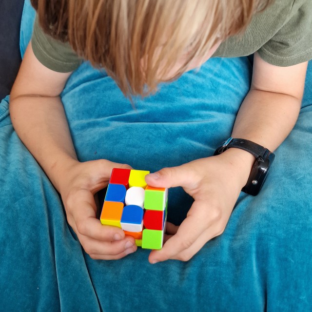 Fidget toys en ander speelgoed voor kinderen om te ontspannen. Deze QiYi Cube is ook een puzzel kubus, met wat ze noemen een frictieloos design. Hij draait inderdaad heel vloeiend. Naast kleuren hebben de blokjes verschillende vormen, die ook in de juiste vorm moeten zitten voor de oplossing. Behalve een kubus in verschillende formaten, zijn er ook andere vormen. 