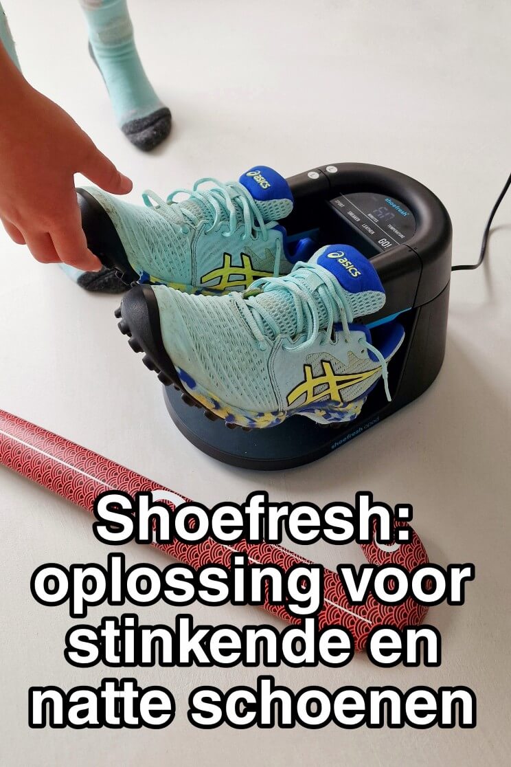 Shoefresh review: een oplossing voor stinkende en natte schoenen. Wat kunnen schoenen ontzettend stinken en sportschoenen waarschijnlijk het allerergst. Maar ook na een lange werkdag of schooldag ruiken schoenen bepaald niet fris. Shoefresh heeft daar wat op bedacht: een apparaat dat je schoenen opfrist. Wij testten de Shoefresh opod.