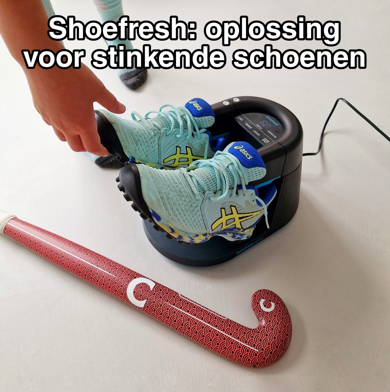 Shoefresh review: een oplossing voor stinkende en natte schoenen. Wat kunnen schoenen ontzettend stinken en sportschoenen waarschijnlijk het allerergst. Maar ook na een lange werkdag of schooldag ruiken schoenen bepaald niet fris. Shoefresh heeft daar wat op bedacht: een apparaat dat je schoenen opfrist. Wij testten de Shoefresh opod.