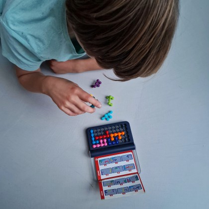 SmartGames heeft ook allerlei kleine puzzelspelletjes, Pocket exemplaren zoals deze IQ Puzzler. Er zit een boekje bij met opdrachten.