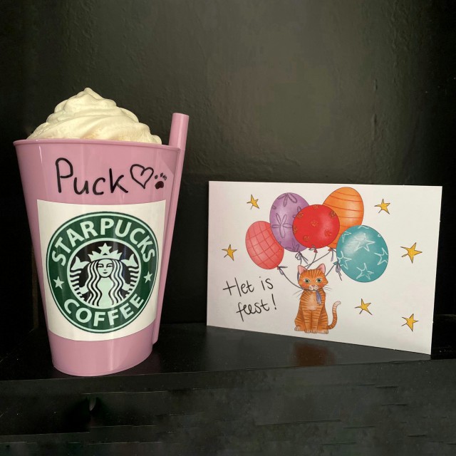 50 traktatie ideeën voor kinderen: verjaardag op crèche of school. Cindy maakt deze leuke beker met woordgrap voor haar dochter Puck. Het Starbucks logo bewerkte ze zelf tot StarPucks, die liet ze als stickers afdrukken. 