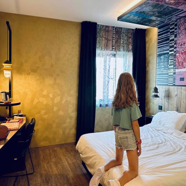 Weekendje Utrecht met kinderen en tieners. Corrien ging met haar dochter een nachtje naar Utrecht. Wil jij ook een weekendje naar Utrecht met je kinderen? Corrien deelt haar tips. Zoals Inntel Hotels Utrecht Centre. Gelegen náást het station én met infinity pool binnenzwembad op de 11e verdieping.