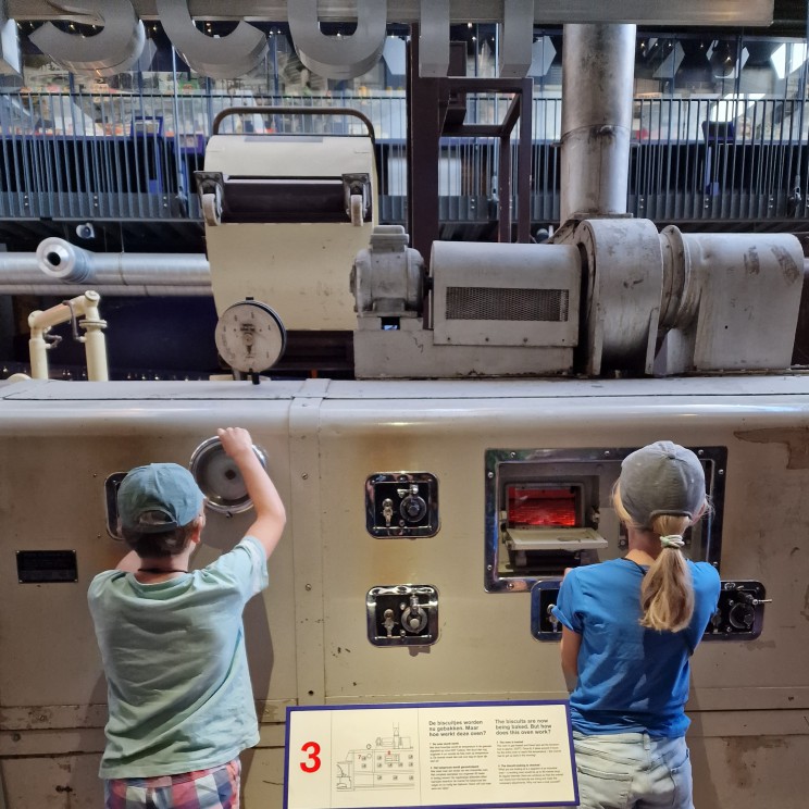 Een grote hit bij onze kinderen: de Verkade Experience in het Zaans Museum op de Zaanse Schans. De machines waarmee de Verkade fabriek vroeger koekjes, chocolade en waxinelichtjes maakte, zijn natuurlijk indrukwekkend.