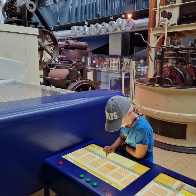 Een grote hit bij onze kinderen: de Verkade Experience in het Zaans Museum op de Zaanse Schans. Dut soort interactieve spelletjes doen het goed. Wie pakt de meeste koekjes heel in?