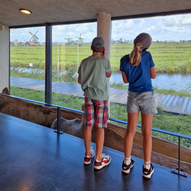 In het Zaans Museum zie je de geschiedenis van de Zaanstreek. Bij binnenkomst is er een plek om meteen even bij stil te staan. Het prachtige uitzicht op het Zaanse landschap is net een schilderij.
