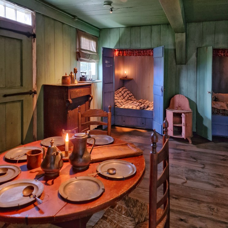 Openluchtmuseum Zaanse Schans en Zaans Museum met kinderen. Het Wevershuisje op de Zaanse Schans. Je ziet daar hoe een gezin vroeger met heel veel kinderen in een huis leefde. Daarnaast liep de aardige mevrouw ons zien hoe het weven op het indrukwekkende weefgetouw werkte. De kids vonden het zo leuk dat ze hier ook hun eigen weefraam kochten.