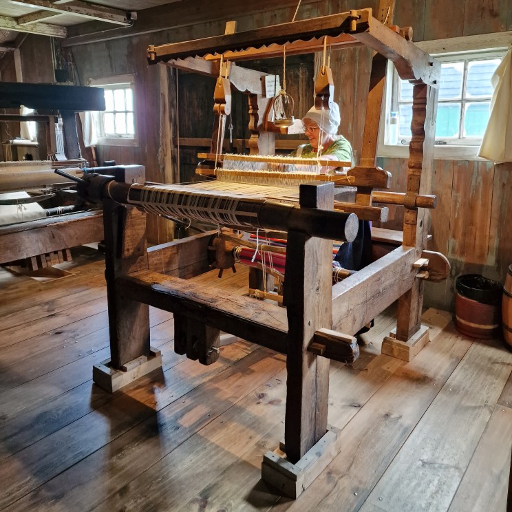 Openluchtmuseum Zaanse Schans en Zaans Museum met kinderen. Het Wevershuisje op de Zaanse Schans. Je ziet daar hoe een gezin vroeger met heel veel kinderen in een huis leefde. Daarnaast liep de aardige mevrouw ons zien hoe het weven op het indrukwekkende weefgetouw werkte. De kids vonden het zo leuk dat ze hier ook hun eigen weefraam kochten.