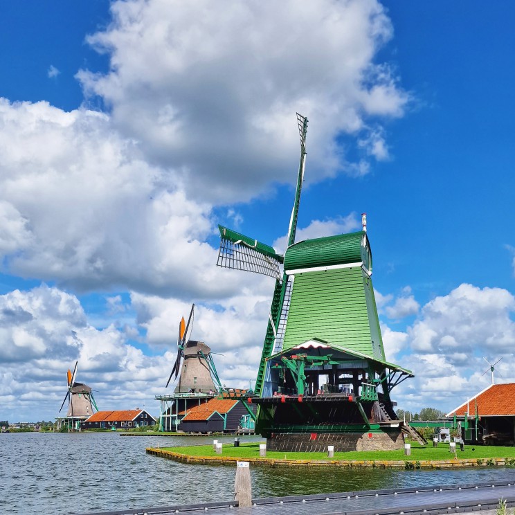 Openluchtmuseum Zaanse Schans en Zaans Museum met kinderen. Denk jij bij de Zaanse Schans aan toeristen? Zonde, want het is een heel leuk uitje met kinderen. Met leuke dingen binnen en buiten, dus ook geschikt voor een wisselvallige dag. Dit zijn onze tips met kinderen in openluchtmuseum Zaanse Schans, het Zaans Museum en de Verkade Experience.