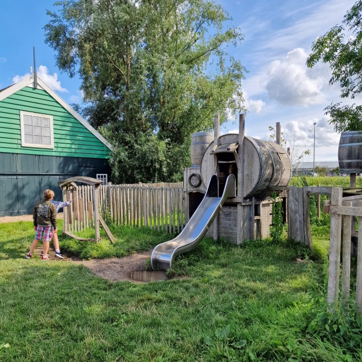 Op de Zaanse Schans wandelden we met de kinderen lekker een rondje, langs alle molens en door de straatjes. Daarnaast is er een leuke kleine speeltuin, bij de kuiperij.