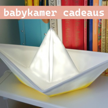 Babykamer cadeaus: leuke accessoires en andere spullen. Op zoek naar leuke babykamer cadeaus? Een heel mooi cadeau of iets praktisch? Dit zijn onze favoriete accessoires voor in een babykamer.