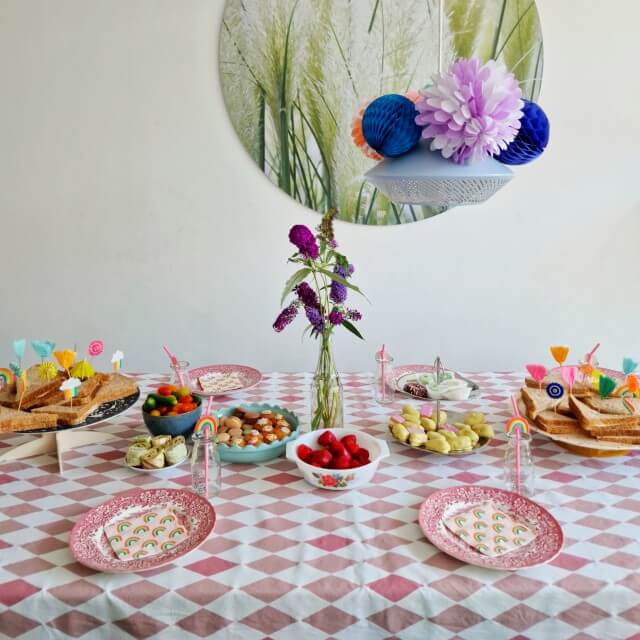 High tea kinderfeestje: leuke tips en ideeën. Op zoek naar leuke tips en ideeën voor een high tea kinderfeestje? We organiseerden een high tea feestje voor onze dochter en delen onze tips en tricks.