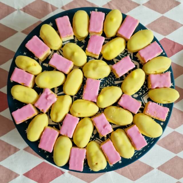 roze mini tompoucen en gele mini banaan eclairs