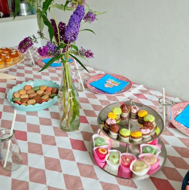 High tea kinderfeestje: leuke tips en ideeën. Op zoek naar leuke tips en ideeën voor een high tea kinderfeestje? We organiseerden een high tea feestje voor onze dochter en delen onze tips en tricks.