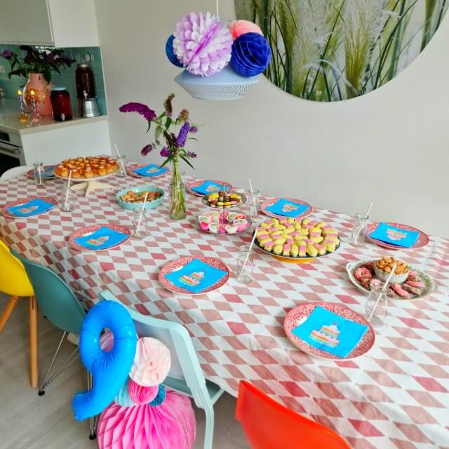 High tea kinderfeestje: leuke tips en ideeën. Op zoek naar leuke tips en ideeën voor een high tea kinderfeestje? We organiseerden een high tea feestje voor onze dochter en delen onze tips en tricks.