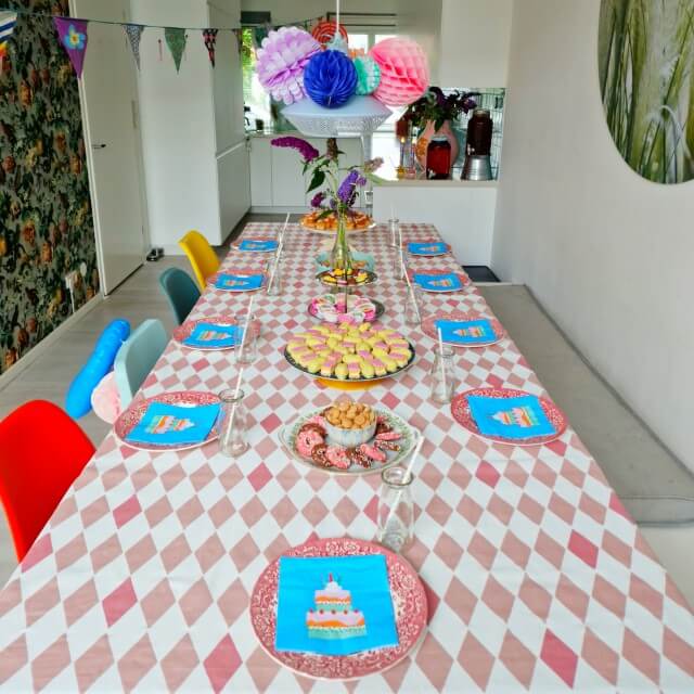 High tea kinderfeestje: leuke tips en ideeën. Op zoek naar leuke tips en ideeën voor een high tea kinderfeestje? We organiseerden een high tea feestje voor onze dochter en delen onze tips en tricks. 