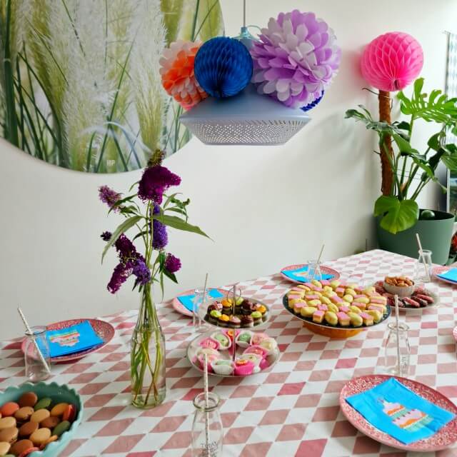 High tea kinderfeestje: leuke tips en ideeën. Op zoek naar leuke tips en ideeën voor een high tea kinderfeestje? We organiseerden een high tea feestje voor onze dochter en delen onze tips en tricks.