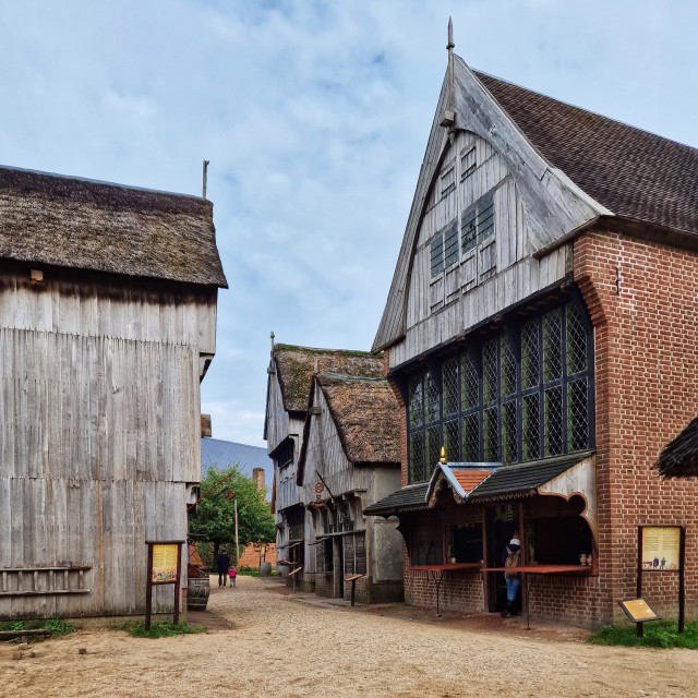 Review Museumpark Archeon met kinderen, met 10 tips. Archeon heeft drie verschillende historische delen. Eerst de Prehistorie, van 8800 V. Chr. - 12 V. Chr. Langs verschillende huisjes wandel je door de tijd heen. Dan de Romeinse Tijd: van 12 V. Chr. - 406 N. Chr. Met het Romeinse dorp Trajectum ad Rhenum. Tot slot de Middeleeuwen: van 406 N. Chr. - 1500 N. Chr. Eerst de vroege middeleeuwen en de Vikingtijd en daarna de late middeleeuwen, met het middeleeuwse stadje Gravendam.