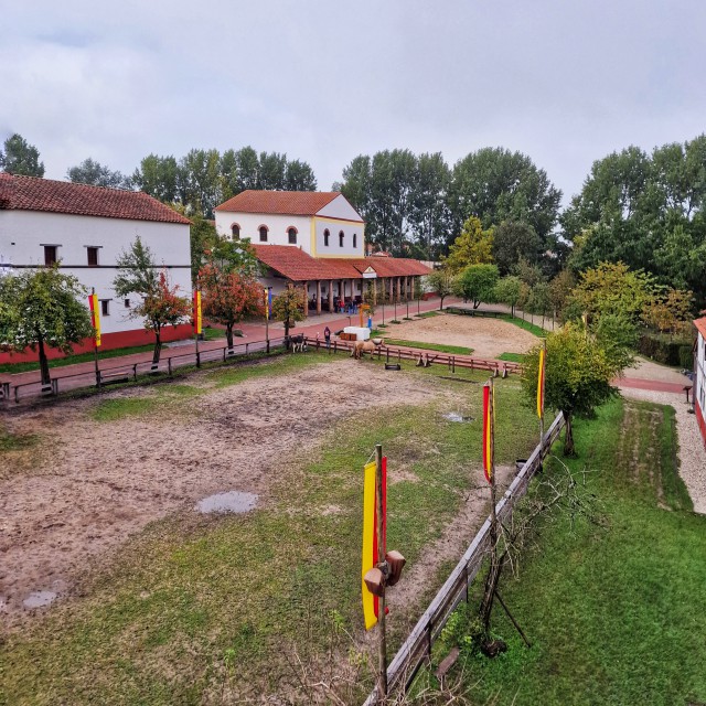 Review Museumpark Archeon met kinderen, met 10 tips. Archeon heeft drie verschillende historische delen. Eerst de Prehistorie, van 8800 V. Chr. - 12 V. Chr. Langs verschillende huisjes wandel je door de tijd heen. Dan de Romeinse Tijd: van 12 V. Chr. - 406 N. Chr. Met het Romeinse dorp Trajectum ad Rhenum. Tot slot de Middeleeuwen: van 406 N. Chr. - 1500 N. Chr. Eerst de vroege middeleeuwen en de Vikingtijd en daarna de late middeleeuwen, met het middeleeuwse stadje Gravendam.