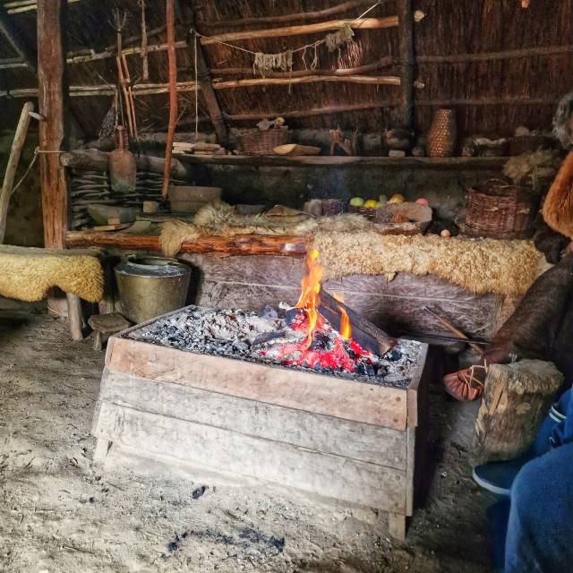 Hier liet een prehistorische vrouw zien hoe je vuur kunt maken met een vuursteen. 