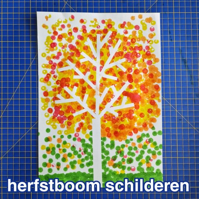 Herfstboom knutselen en schilderen met kinderen. De herfst is begonnen. Op zoek naar een leuk idee om te schilderen? Kijk mee hoe we deze herfstboom knutselen en schilderen met de kinderen.