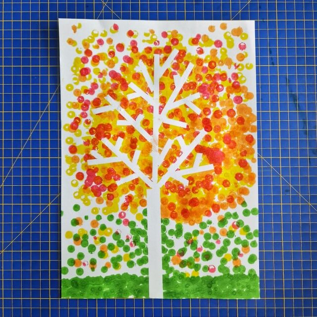 Ideeën om te knutselen met peuter en kleuter. Zoals een herfstboom knutselen en schilderen met kinderen.