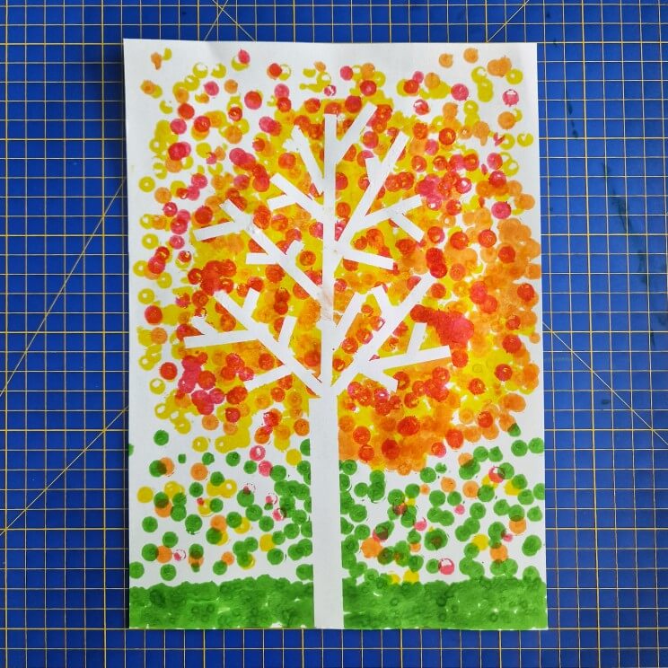 Herfstboom knutselen en schilderen met kinderen. De herfst is begonnen. Op zoek naar een leuk idee om te schilderen? Kijk mee hoe we deze herfstboom knutselen en schilderen met de kinderen.