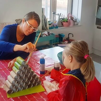 Knutselende kleintjes knoeien de hele boel onder en ook hun kleding. Een knutselschort is daarom handig als je gaat knutselen met peuters en kleuters. 